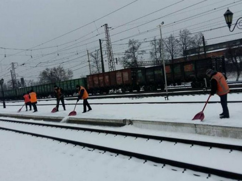 Железнодорожники Донбасса вступили в бой со стихией: опубликованы фото