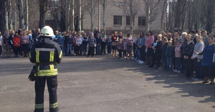 В Авдеевке сегодня эвакуировали детей: подробности и фото