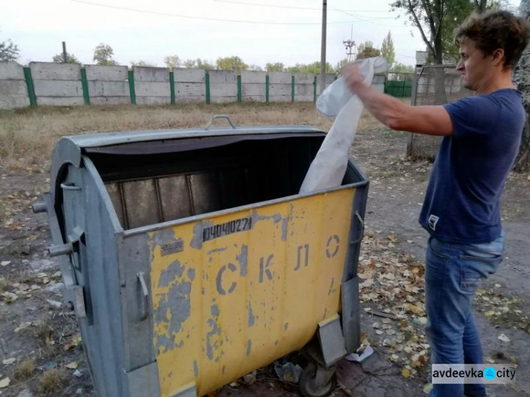 Авдеевские школьники убрали мусор на карьере