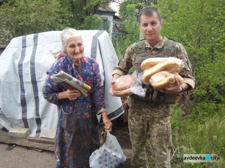 Офицеры Cimic Avdeevka привезли помощь в Пески и получили нужные посылки