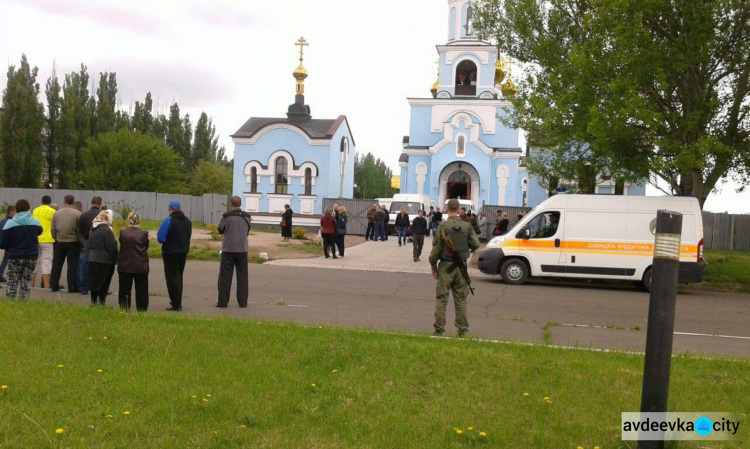 Авдеевка прощается с жертвами обстрела боевиков (ФОТОФАКТ)