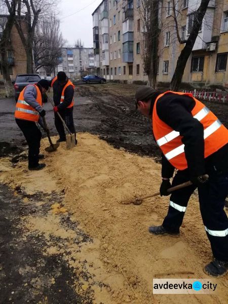 Коммунальщики Авдеевки соорудили для горожан новую пешеходную дорожку