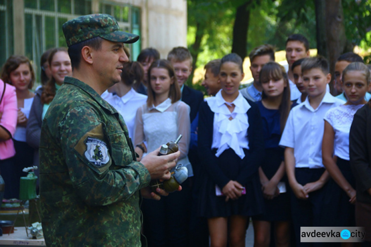 В школах Донетчины начались «факультативы с полицейским» (ФОТО)