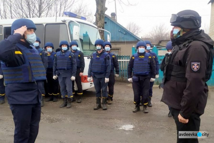 В Авдіївці провели інструктаж для рятувальників, які відновлюють дахи пошкоджених будинків