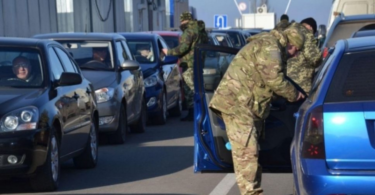 Сводка с КПВВ на линии разграничения: скопление авто и попытка подкупа