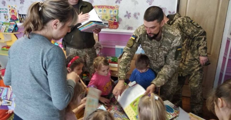 Авдеевские "симики" доставили детям в прифронтовых районах книги и рассказали об опасности мин (ФОТО)