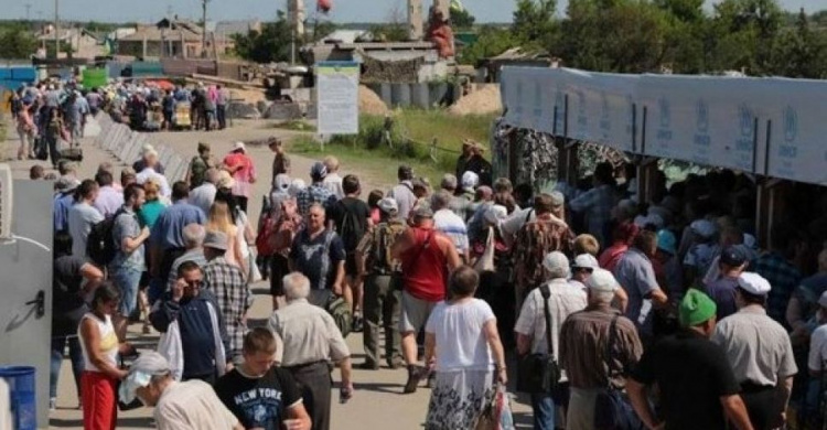 Пересечение донбасских КПВВ в апреле: основные цифры и проблемы