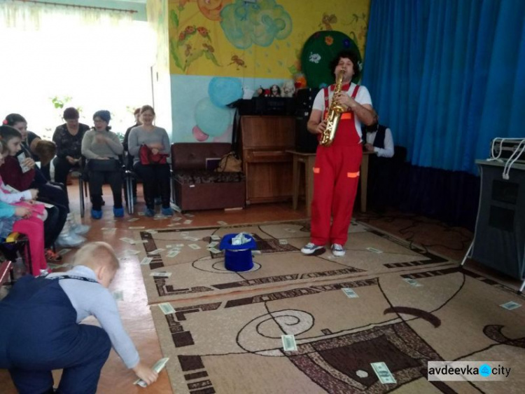 “Позитив шоу” в Авдеевке: особенные дети плакали от смеха (ФОТО)