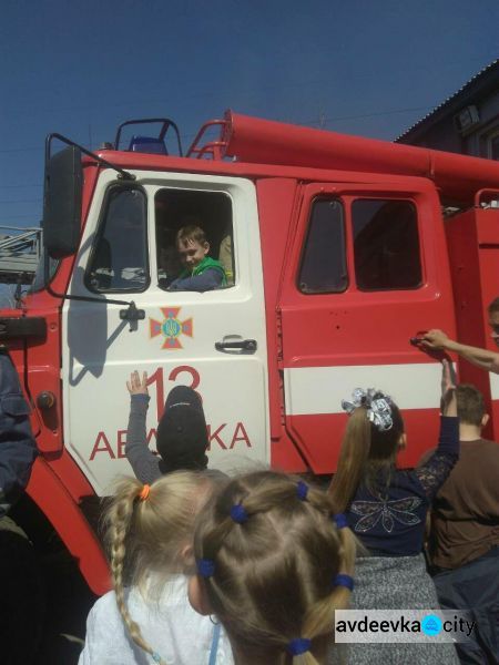 Авдеевские дети попали в мир огнеборцев: фоторепортаж