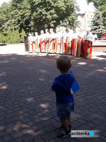 В Авдіївці співали, танцювали, нагороджували та віддавали шану захисникам: фотозвіт