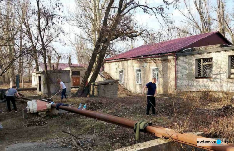 В Авдіївці військові та місцеві медики вийшли на суботник