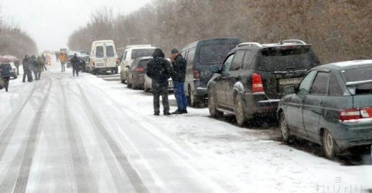 Очереди на КПВВ на Донбассе из-за непогоды не исчезли 