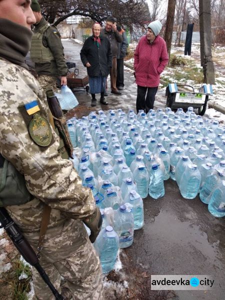 Авдеевские симики помогли доставить воду и подарки (ФОТО)