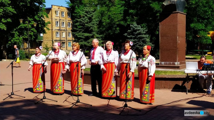 В Авдіївці співали, танцювали, нагороджували та віддавали шану захисникам: фотозвіт