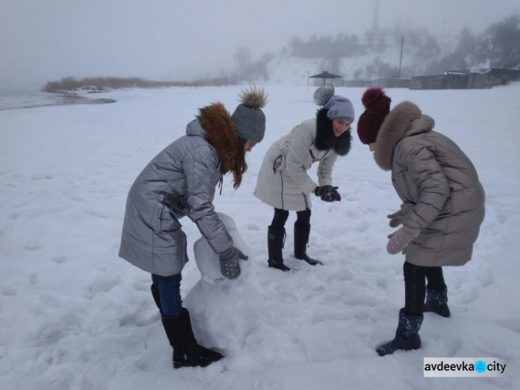 Крещенский день на “Голубых озёрах” в Авдеевке: “огонь” в Купели, игра на льду в снежки и селфи (ФОТОФАКТ)