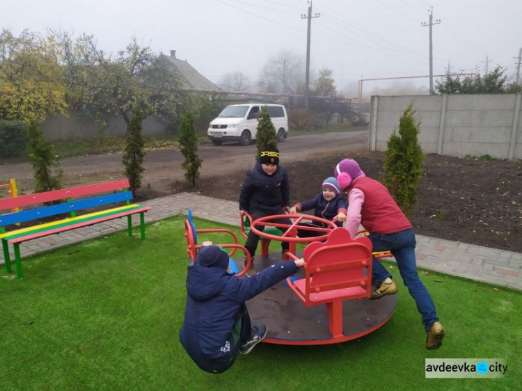 Детвору в старой части Авдеевки порадовали новым местом отдыха: фоторепортаж