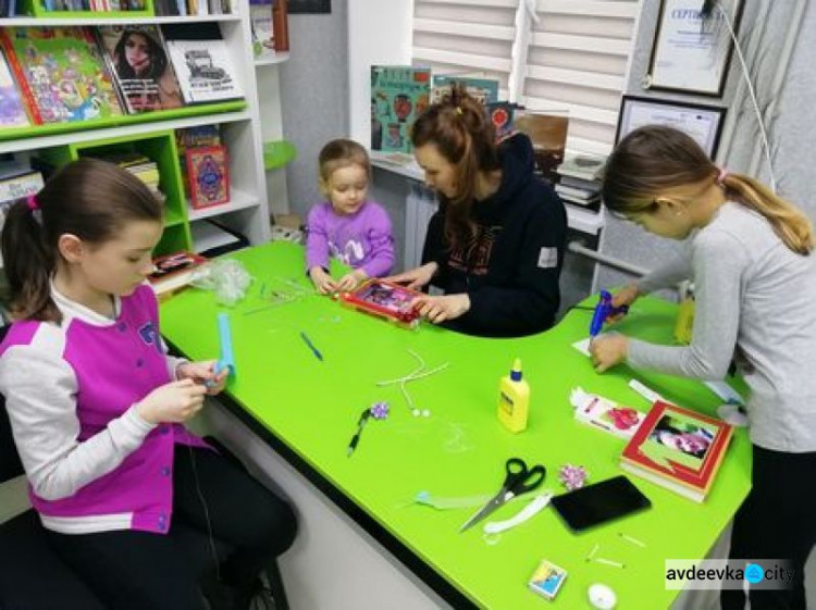 В Авдіївці провели майстер-клас «Фоторамка для матусі»