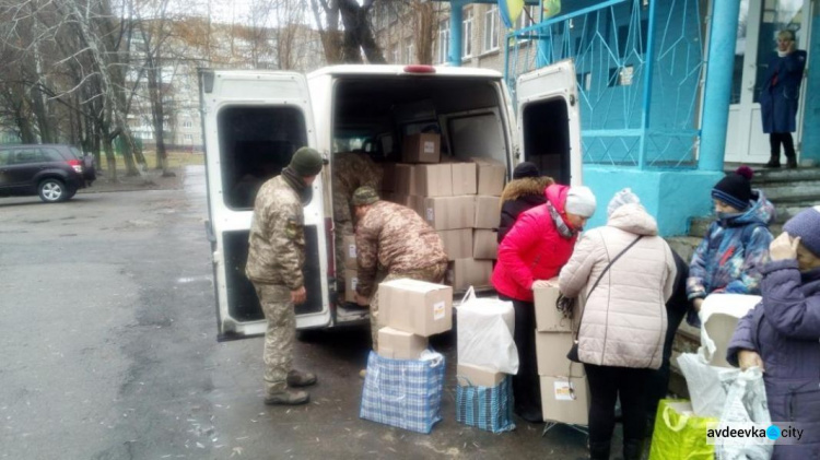 Авдеевские «симики» получают и раздают подарки (ФОТО)