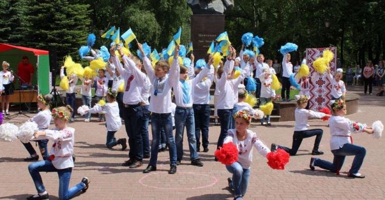 Авдеевка облачилась в вышиванки: фоторепортаж