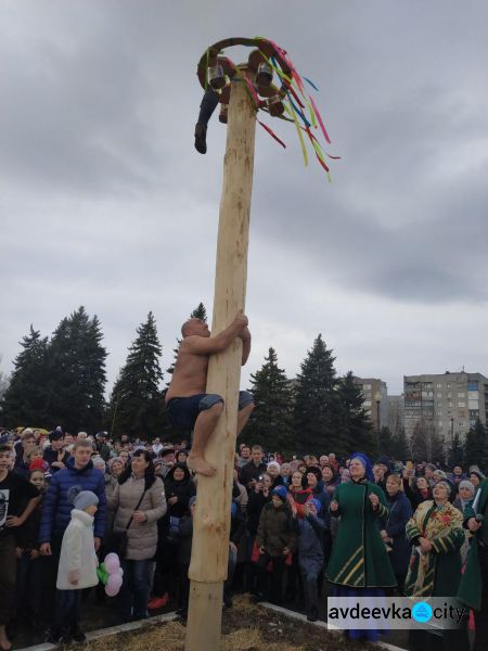 Масленичный разгуляй: Авдеевка весело встречала весну (ФОТОРЕПОРТАЖ)