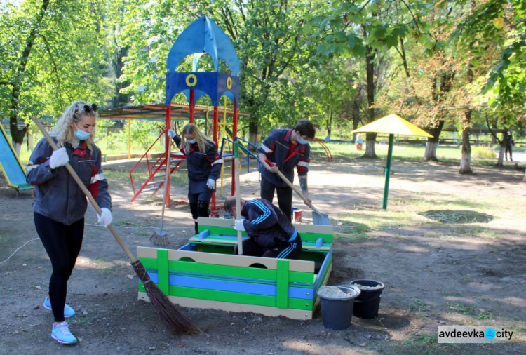 Заводчане АКХЗ навели порядок в «Искорке» и подарили воспитанникам игрушки