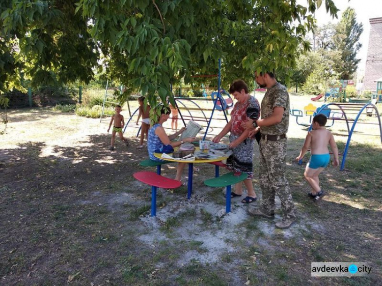 Авдеевские "симики" доставили в прифронтовые поселки свежую прессу, одежду и обувь (ФОТО)