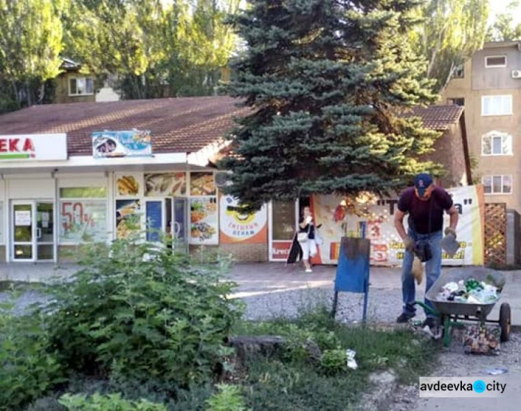 Авдеевские коммунальщики убрали с улиц "праздничный" мусор (ФОТО)