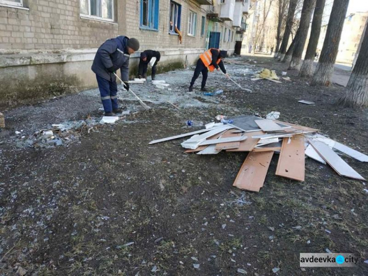 Авдіївські комунальники вийшли на вулиці міста прибирати сміття