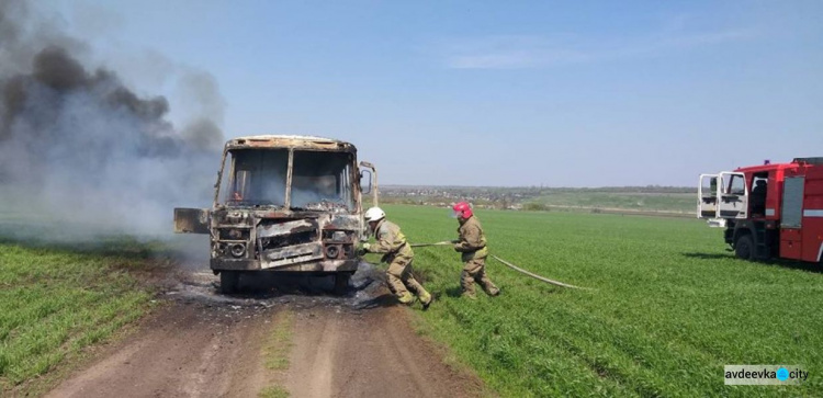 В Донецкой области на дороге полностью сгорел автобус (ФОТО)