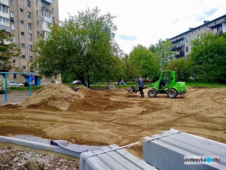 На новой детской площадке, которую строит для города Метинвест, кипит работа (ФОТОФАКТ)