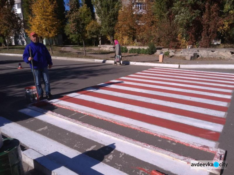 В Авдеевке дорожным разметкам дали новую жизнь (ФОТОФАКТ)