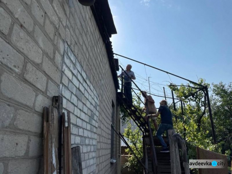 В Авдіївці продовжують обстеження зруйнованого в період бойових дій житла