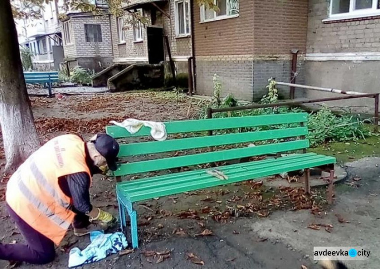 Комунальники Авдіївки оновлюють лавки біля багатоповерхових будинків