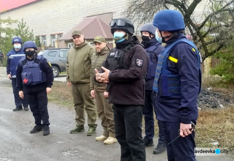 В Авдіївці провели інструктаж для рятувальників, які відновлюють дахи пошкоджених будинків