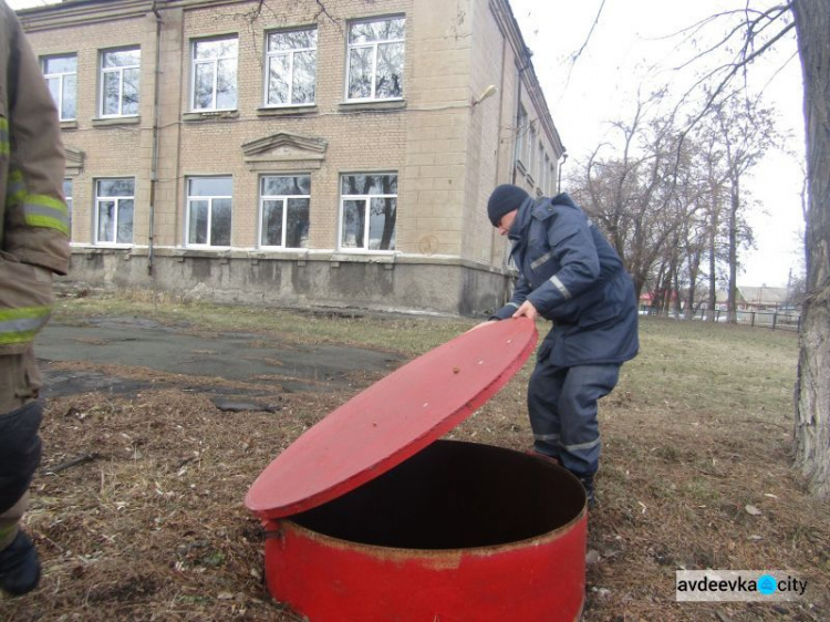 В Авдеевке пожарные проверяют помещения для голосования (ФОТО)