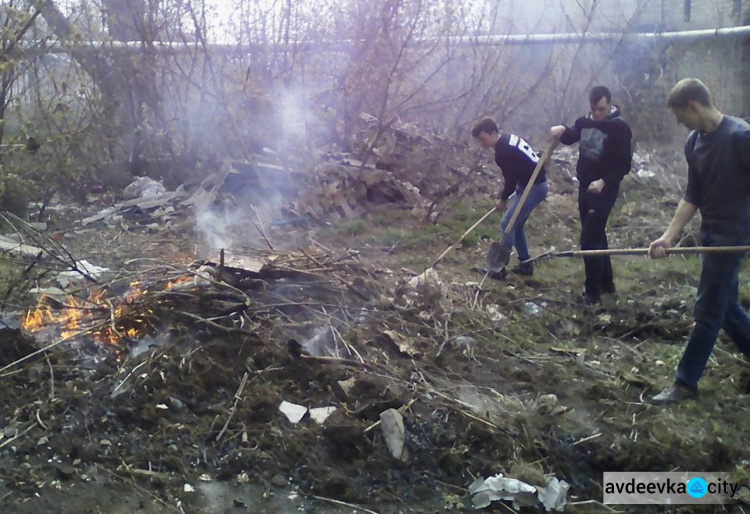 Авдеевские студенты взялись за обустройство спортплощадки (ФОТО)