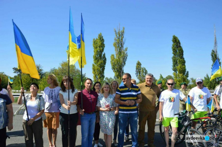 Авдеевка и Торецк провели символическую акцию единения: фоторепортаж