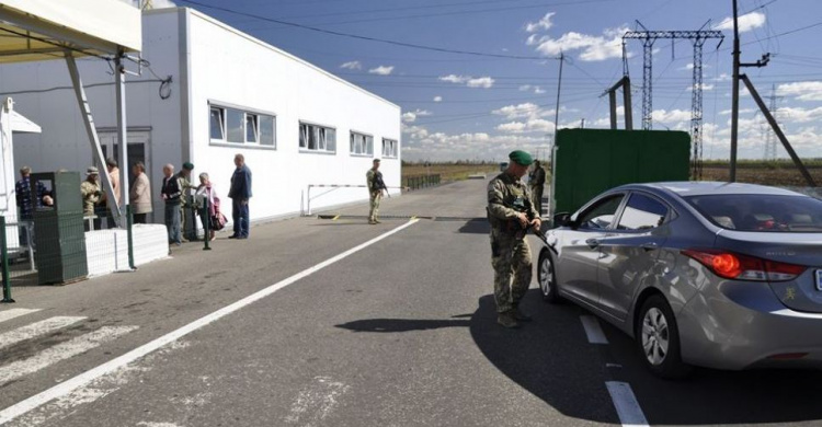 Отказ в пропуске, переселенцы, гуманитарные грузовики и проблемы с документами: всё о ситуации на донбасских КПВВ за неделю