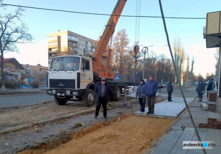 На проспекте Центральном для удобства пешеходов укладывают плиты