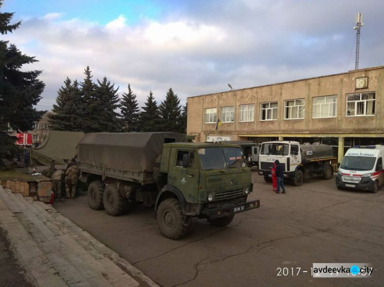 В попавшем под обстрел из "Града" Новолуганском весь день разбирают завалы (ФОТО)