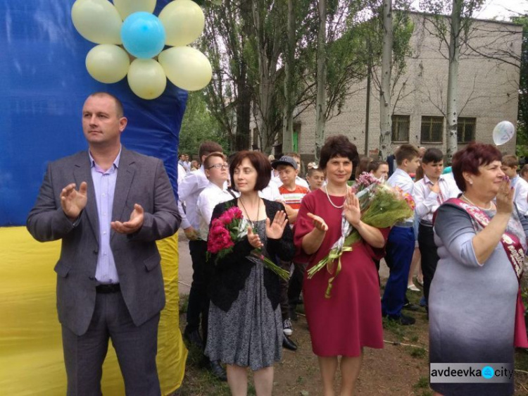 Для авдеевских школьников прозвенел последний звонок (ВИДЕО/ФОТООТЧЕТ)