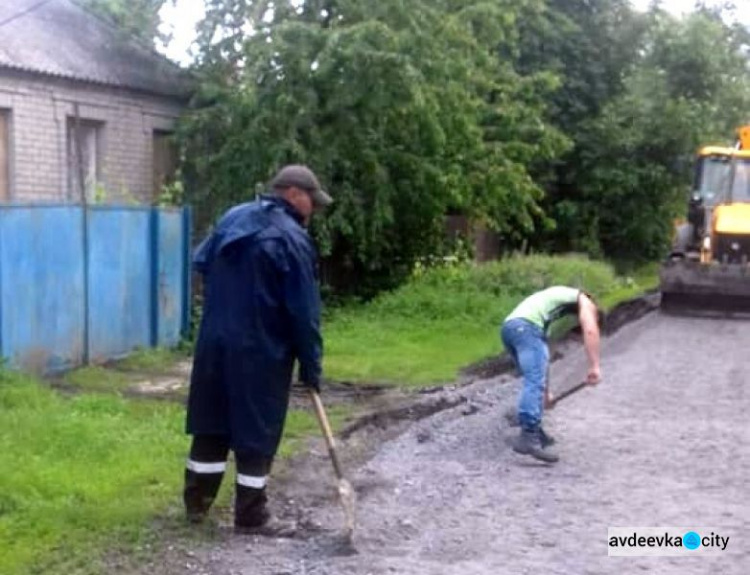 В Авдіївці комунальники взялися за зруйновані дороги в старій частині міста