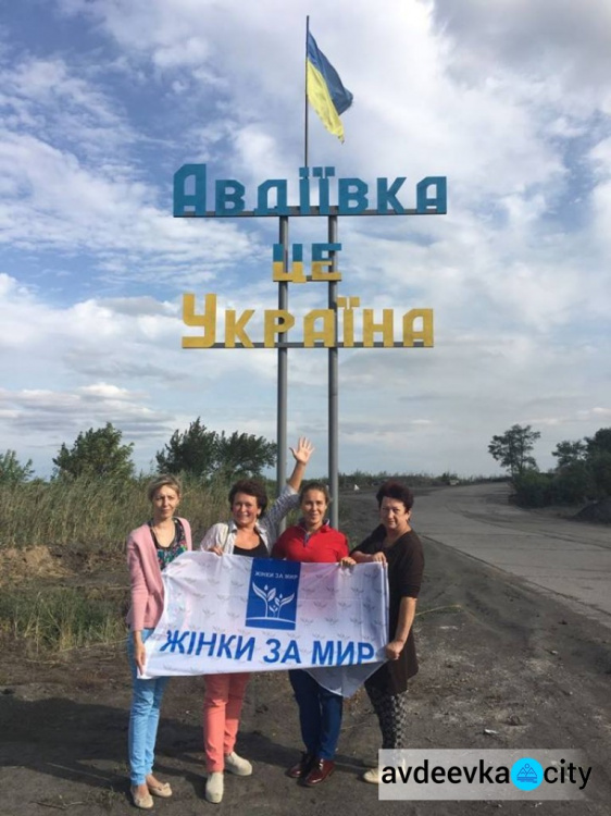 Наталья Королевская с гуманитарной миссией посетила Авдеевку (ФОТОФАКТ)