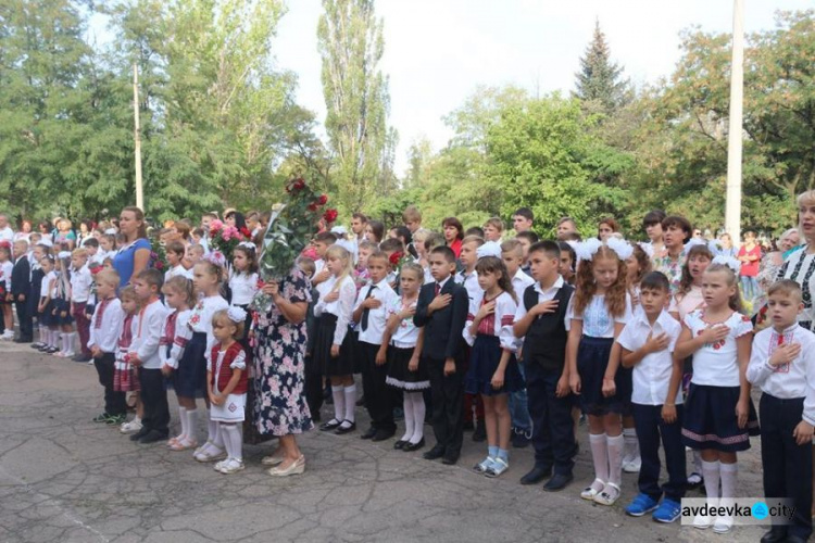 Первоклассники из Авдеевки получили дневники, наклейки, конфеты и соки