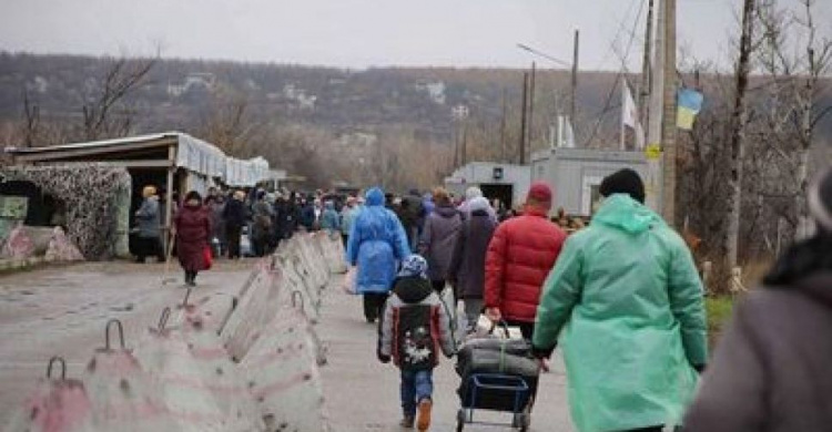 Ситуация на донбасских КПВВ: огромные очереди и обледенение