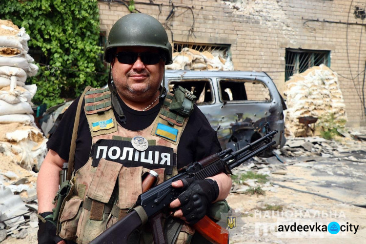 Під час порятунку людей в Авдіївці поліцейських накрило вогнем