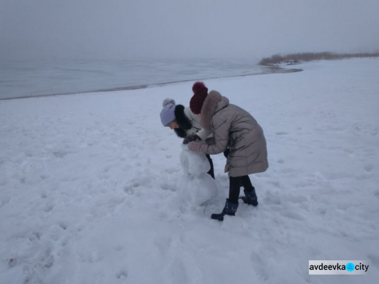 Крещенский день на “Голубых озёрах” в Авдеевке: “огонь” в Купели, игра на льду в снежки и селфи (ФОТОФАКТ)