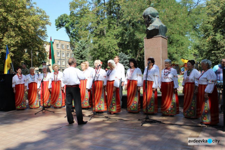 День независимости Украины отметили в Авдеевке молитвой, медалями, песнями и возложением цветов (ФОТО)