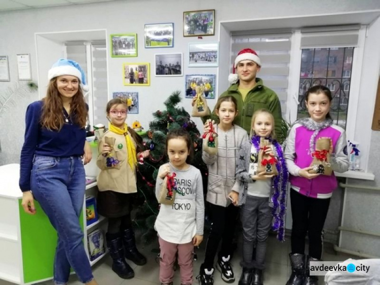 Авдеевские школьники получили от помощников Святого Николая "Мешочки добра"