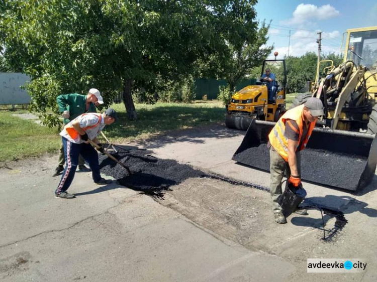 В Авдеевке коммунальная служба продолжает ремонтировать дороги в старой части города